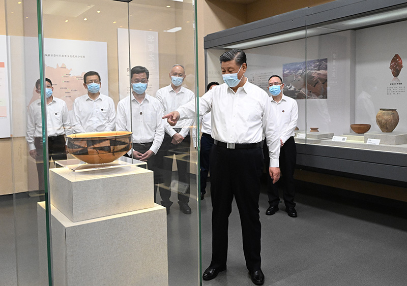 5月16日下昼，，中共中央总书记、、、国家主席、、、中央军委主席习近平在前往陕西西安主持中国－中亚峰会途中，，在山西运城博物馆考察。